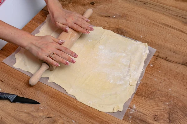 Bijgesneden Schot Van Vrouw Voorbereiding Deeg Met Deegroller Houten Tafel — Stockfoto