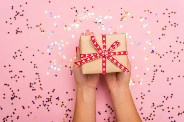 Ritagliato Colpo Donna Possesso Scatola Regalo Sfondo Rosa Con Coriandoli — Foto Stock