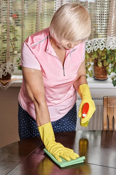 Kadın Evini Temizliyor Temizlik Konsepti — Stok fotoğraf
