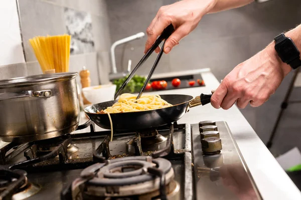 Sebagian Pemandangan Orang Memasak Pasta Italia Yang Lezat Dapur — Stok Foto