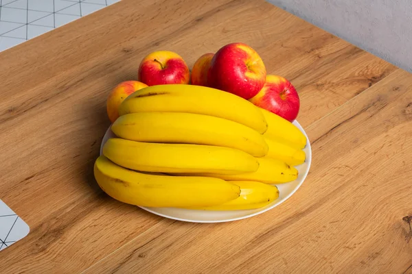 Vue Rapprochée Des Bananes Fraîches Mûres Des Pommes Sur Une — Photo