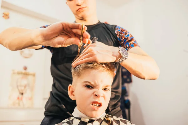 Niedrigwinkel Ansicht Des Friseurs Macht Haarschnitt Von Niedlichen Kleinen Jungen — Stockfoto