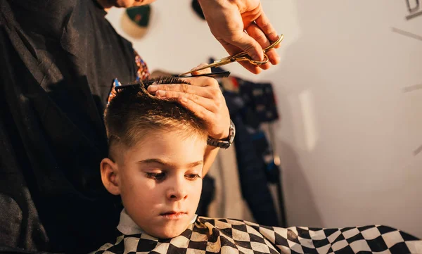 Jovem Barbeiro Fazendo Corte Cabelo Menino Bonito Barbearia — Fotografia de Stock