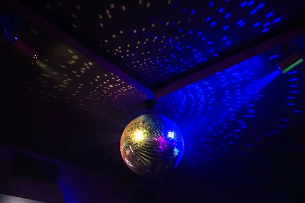 Vue Angle Bas Boule Disco Avec Des Rayons Lumineux Fond — Photo