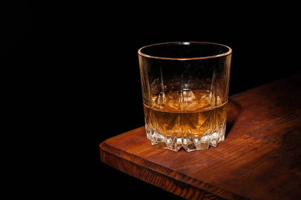 Vista Ravvicinata Vetro Whisky Tavolo Legno Sfondo Nero — Foto Stock