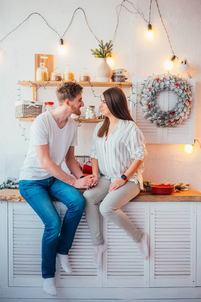 Belo Feliz Jovem Casal Sorrindo Uns Aos Outros Cozinha Natal — Fotografia de Stock