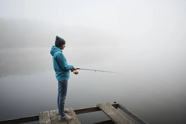 Mladá Žena Drží Prut Rybaření Dřevěného Mola Jezera Mlhavé Ráno — Stock fotografie