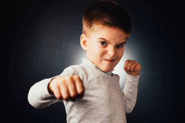 Pequeño Niño Enojado Haciendo Gestos Mirando Cámara Fondo Gris — Foto de Stock