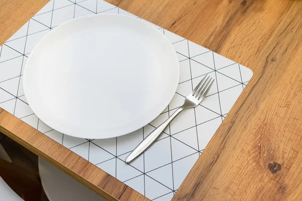 Leere Weiße Runde Platte Und Gabel Auf Holztisch Serviert — Stockfoto