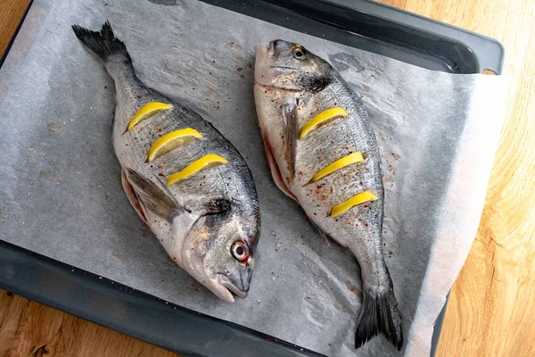Top View Fresh Raw Fish Spice Lemon Slices Baking Tray — Stok Foto