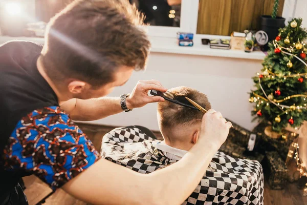 Barbeiro Fazendo Corte Cabelo Menino Bonito Barbearia — Fotografia de Stock