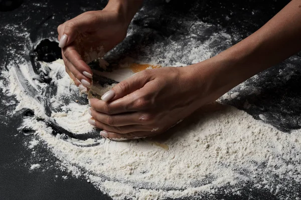 小麦粉と卵を混ぜながら生地を作る女性の切り抜きショット — ストック写真
