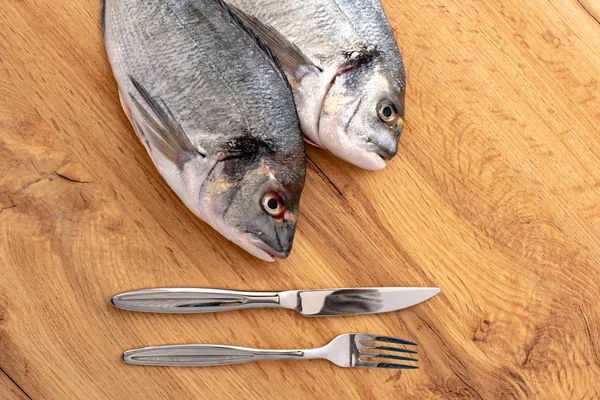 Atas Tampilan Ikan Mentah Segar Dan Garpu Dengan Pisau Atas — Stok Foto