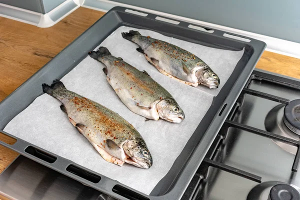 Close View Fresh Fish Seasonings Baking Tray — Stok Foto