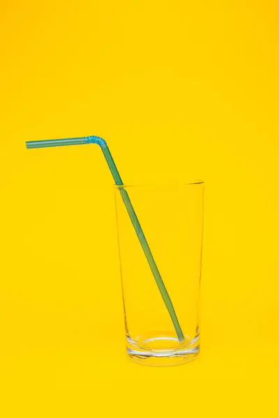 Vista Close Vidro Com Palha Bebida Fundo Amarelo — Fotografia de Stock