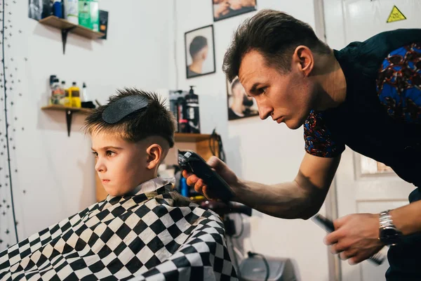Fryzjer Robi Fryzurę Cute Little Boy Salonie Fryzjerskim — Zdjęcie stockowe
