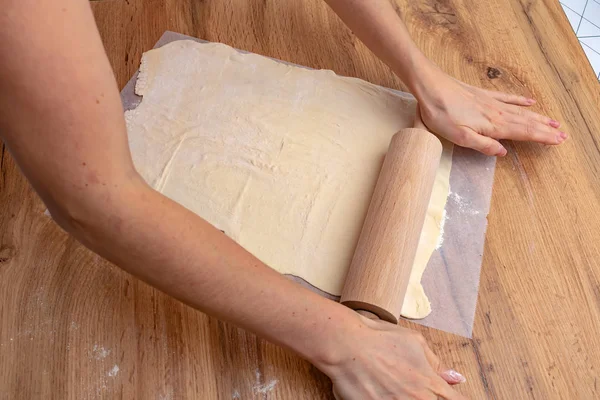 Vista Parziale Della Donna Che Prepara Pasta Sul Tavolo Legno — Foto Stock