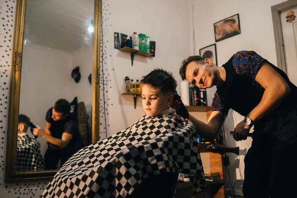 Joven Peluquero Haciendo Corte Pelo Lindo Niño Salón — Foto de Stock