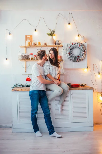 Belo Feliz Jovem Casal Sorrindo Uns Aos Outros Cozinha Natal — Fotografia de Stock
