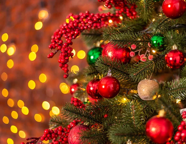 Mooie Kerstboom Met Glanzende Rode Groene Kerstballen — Stockfoto