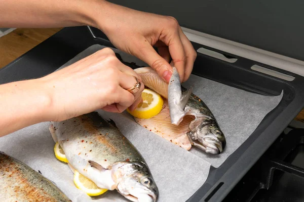 Potret Perempuan Yang Sedang Menyiapkan Ikan Segar Dengan Irisan Lemon — Stok Foto