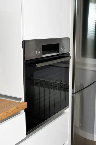 現代のキッチン内部の電気オーブンの高角度ビュー — ストック写真