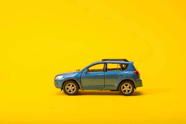 Κοντινή Προβολή Του Αυτοκινήτου Παιχνιδιών Κίτρινο Φόντο — Φωτογραφία Αρχείου
