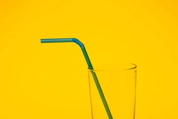 Närbild Glas Med Drickssugrör Gul Bakgrund — Stockfoto