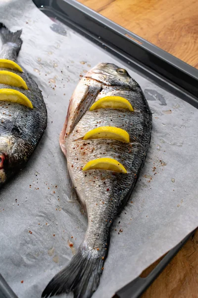 Top View Fresh Raw Fish Spice Lemon Slices Baking Tray — Stok Foto