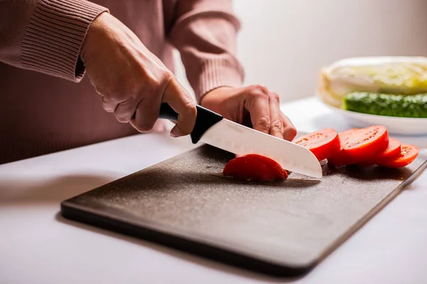 Visão Parcial Mulher Cortando Tomate Fresco Para Salada Saudável — Fotografia de Stock