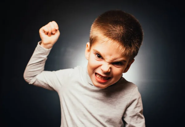Сердитий Маленький Хлопчик Жестикулює Дивиться Камеру Сірому Фоні — стокове фото