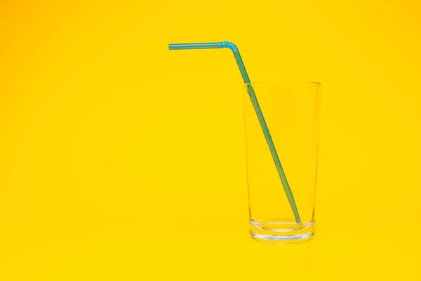 Vue Rapprochée Verre Avec Paille Boire Sur Fond Jaune — Photo