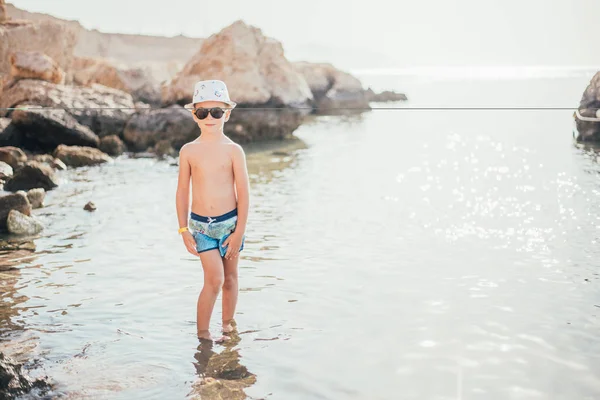 Очаровательный Счастливый Маленький Мальчик Стоящий Морской Воде Летний День — стоковое фото