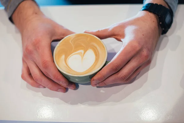 Kafede Otururken Elinde Bir Fincan Kahve Tutan Bir Adam Resmi — Stok fotoğraf