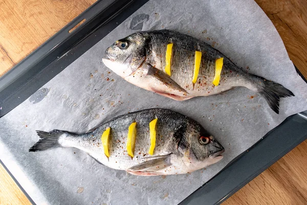 Top View Ikan Lezat Dengan Irisan Lemon Dan Rempah Rempah — Stok Foto