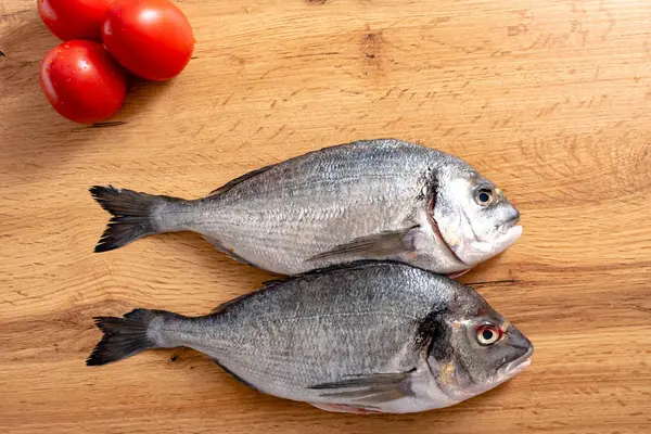 Pemandangan Atas Ikan Mentah Segar Dan Tomat Matang Atas Meja — Stok Foto