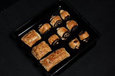 Pişirme tepsisinde taze pişmiş çöreklerin yakın plan görüntüsü.