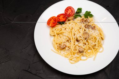 Domates soslu ve fesleğenli spagetti