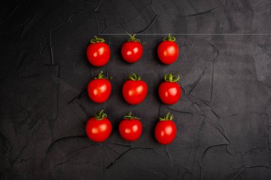 Siyah zemin üzerinde taze olgun kırmızı domateslerin yakın plan görüntüsü