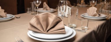 Restoranda kutlama için servis edilen masanın seçici odağı