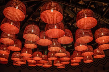 Piyasada geleneksel Çin fenerleri, düşük açı
