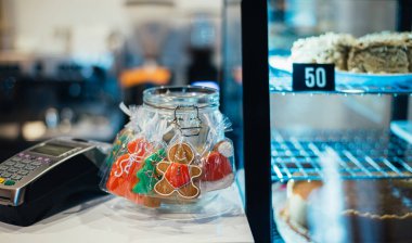 Noel zamanı kafede lezzetli zencefilli kurabiyelerin yakın plan görüntüsü