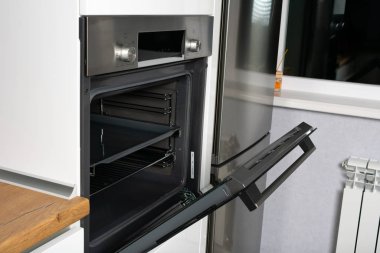 Modern mutfak içerisindeki açık fırının yakın görüntüsü