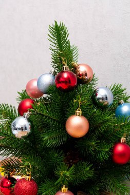 Renkli, parlak, şenlikli takılar Noel ağacında asılı.