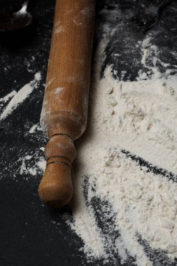 Siyah arkaplanda merdane ve unun yakın plan görüntüsü