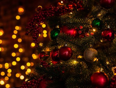 Parlak kırmızı ve yeşil takıları olan güzel Noel ağacı.