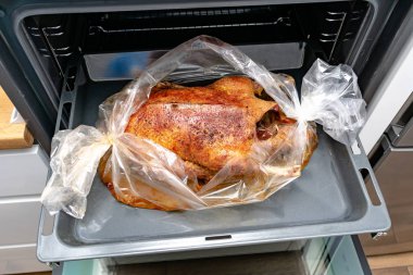 Fırında pişen lezzetli tavuğun yakın plan görüntüsü.  