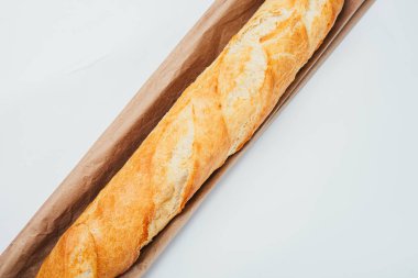 Beyaz arka planda lezzetli taze ekmeğin yakın plan görüntüsü