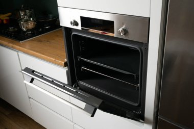 Modern mutfak içerisindeki elektrikli fırının yüksek açılı görüntüsü 