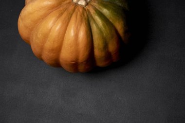 Siyah arka planda taze taze organik balkabağının yakın plan görüntüsü